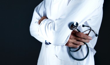 médico-doctor-suficiente-práctica-maligna
